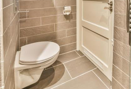 Posisi closet benturan dengan pintu kamar mandi